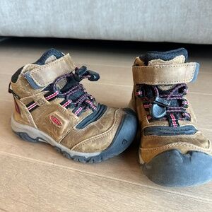 Keen hiking boots little kids size 9